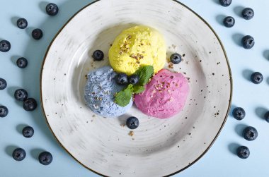 Farklı renk ve lezzetleri meyveler, fındık ve meyve ile dondurma Kepçe kümesi