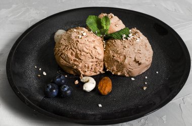 Farklı renk ve lezzetleri meyveler, fındık ve meyve ile dondurma Kepçe kümesi