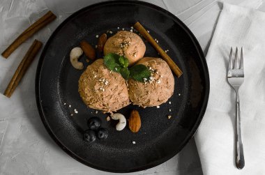 Farklı renk ve lezzetleri meyveler, fındık ve meyve ile dondurma Kepçe kümesi