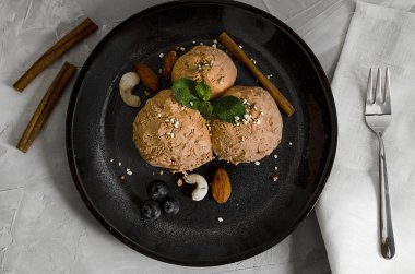 Farklı renk ve lezzetleri meyveler, fındık ve meyve ile dondurma Kepçe kümesi