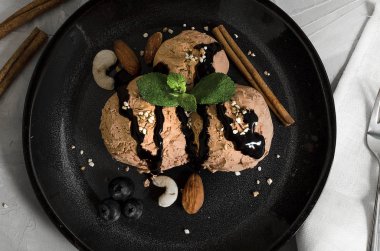 Farklı renk ve lezzetleri meyveler, fındık ve meyve ile dondurma Kepçe kümesi