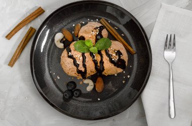 Farklı renk ve lezzetleri meyveler, fındık ve meyve ile dondurma Kepçe kümesi