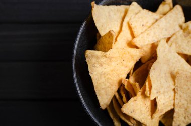 Koyu arka plan üzerinde soslar ile Meksika nachos