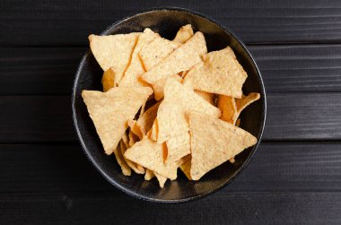 Koyu arka plan üzerinde soslar ile Meksika nachos