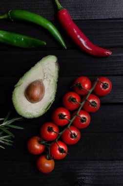 Koyu arka plan üzerinde soslar ile Meksika nachos