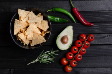 Koyu arka plan üzerinde soslar ile Meksika nachos