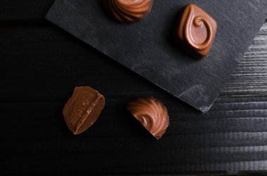 farklı formları ve tadı çikolata şekerleri