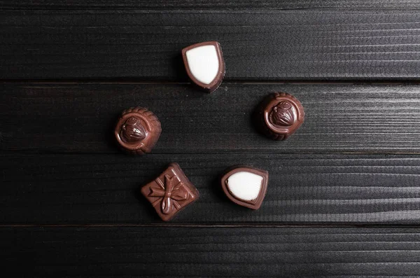 Caramelos de chocolate en las diferentes formas y sabor — Foto de Stock
