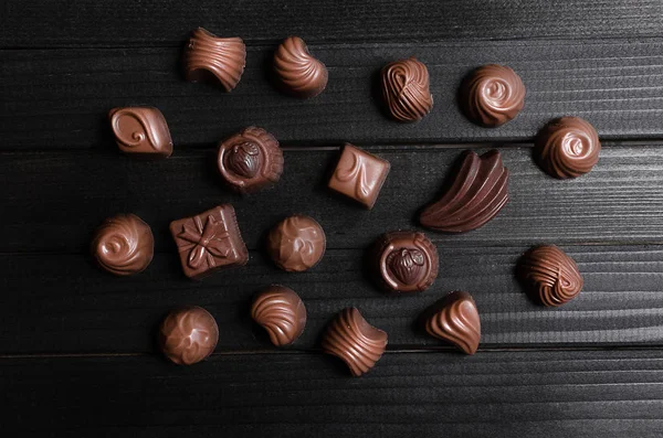Caramelos de chocolate en las diferentes formas y sabor — Foto de Stock