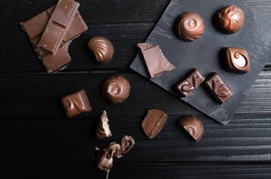 farklı formları ve tadı çikolata şekerleri