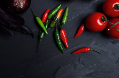 Sebze çorbası, çeri domates ve ekmek dilimleri