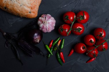 Sebze çorbası, çeri domates ve ekmek dilimleri