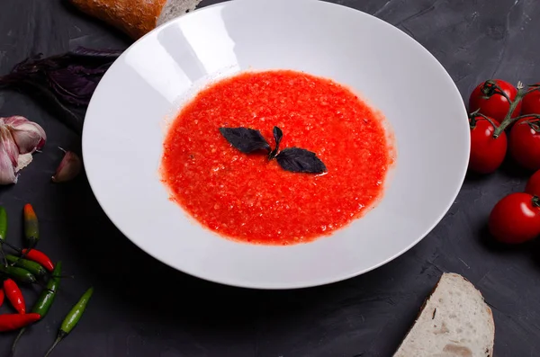 Овочевий суп, вишневі помідори та скибочки хліба — стокове фото
