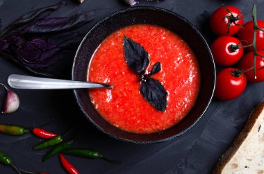 Sebze çorbası, çeri domates ve ekmek dilimleri