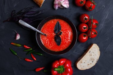 Sebze çorbası, çeri domates ve ekmek dilimleri