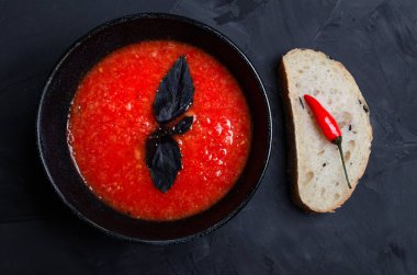 Sebze çorbası, çeri domates ve ekmek dilimleri