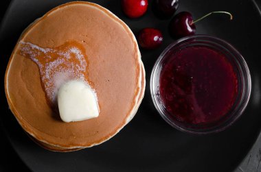 Kepekli krep ile taze top orman meyve