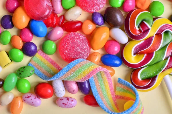 Viele bunte Bonbons und Süßigkeiten — Stockfoto