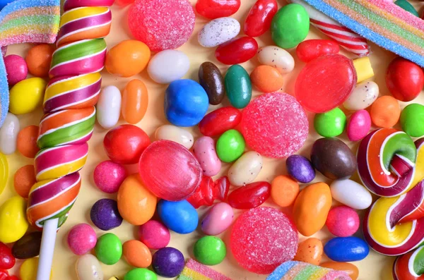 Viele bunte Bonbons und Süßigkeiten — Stockfoto