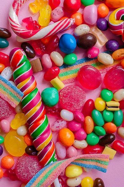 Πολλά πολύχρωμα γλυκά και γλυκά — Φωτογραφία Αρχείου
