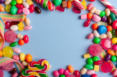 Renkli şeker ve tatlılar bir sürü