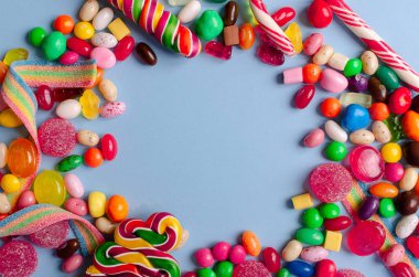 Renkli şeker ve tatlılar bir sürü