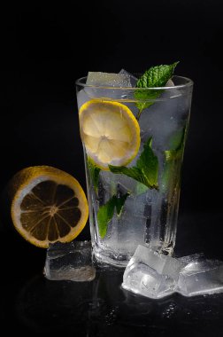 Buz, meyve ve pepermint ile coctails seti