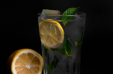 Buz, meyve ve pepermint ile coctails seti