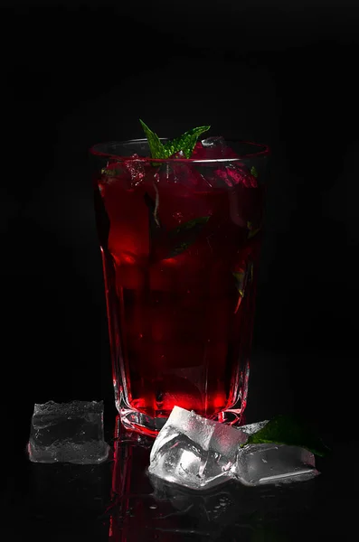 Set di cocktail con ghiaccio, frutta e menta piperita — Foto Stock