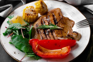 Barbekü Sebze ve bitkisel Ile Izgara Balık Fileto