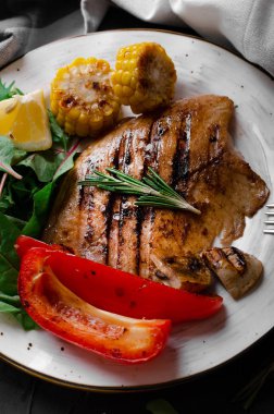 Barbekü Sebze ve bitkisel Ile Izgara Balık Fileto