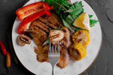 Barbekü Sebze ve bitkisel Ile Izgara Balık Fileto