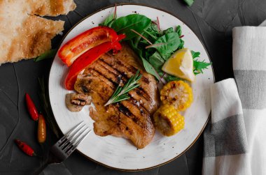 Barbekü Sebze ve bitkisel Ile Izgara Balık Fileto