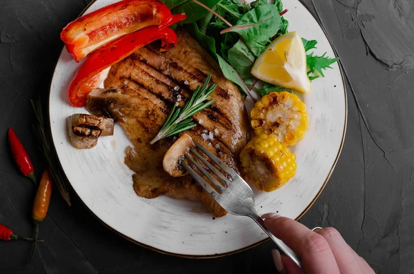 Filet de pește la grătar cu legume BBQ și pe bază de plante — Fotografie, imagine de stoc
