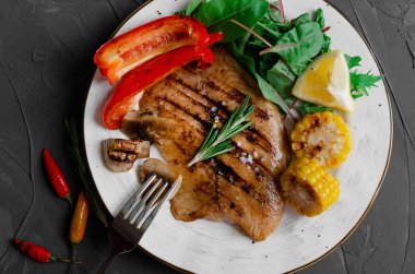 Barbekü Sebze ve bitkisel Ile Izgara Balık Fileto