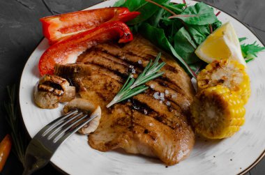 Barbekü Sebze ve bitkisel Ile Izgara Balık Fileto