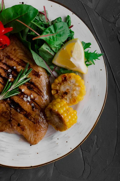 Barbekü Sebze ve bitkisel Ile Izgara Balık Fileto