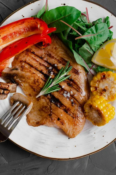 Barbekü Sebze ve bitkisel Ile Izgara Balık Fileto