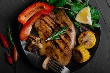 Barbekü Sebze ve bitkisel Ile Izgara Balık Fileto