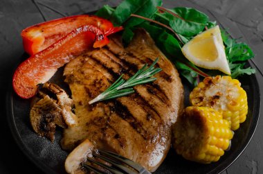 Barbekü Sebze ve bitkisel Ile Izgara Balık Fileto