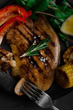 Barbekü Sebze ve bitkisel Ile Izgara Balık Fileto