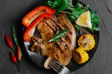 Barbekü Sebze ve bitkisel Ile Izgara Balık Fileto