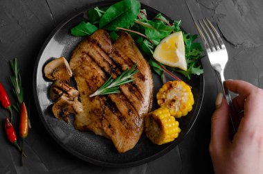 Barbekü Sebze ve bitkisel Ile Izgara Balık Fileto