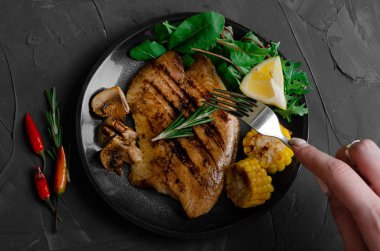 Barbekü Sebze ve bitkisel Ile Izgara Balık Fileto