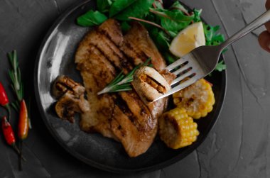 Barbekü Sebze ve bitkisel Ile Izgara Balık Fileto