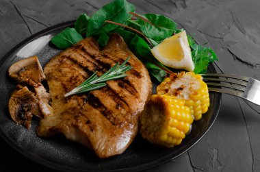 Barbekü Sebze ve bitkisel Ile Izgara Balık Fileto