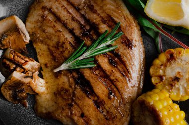 Barbekü Sebze ve bitkisel Ile Izgara Balık Fileto