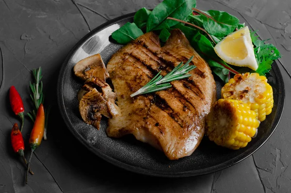 Barbekü Sebze ve bitkisel Ile Izgara Balık Fileto