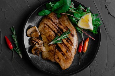 Barbekü Sebze ve bitkisel Ile Izgara Balık Fileto