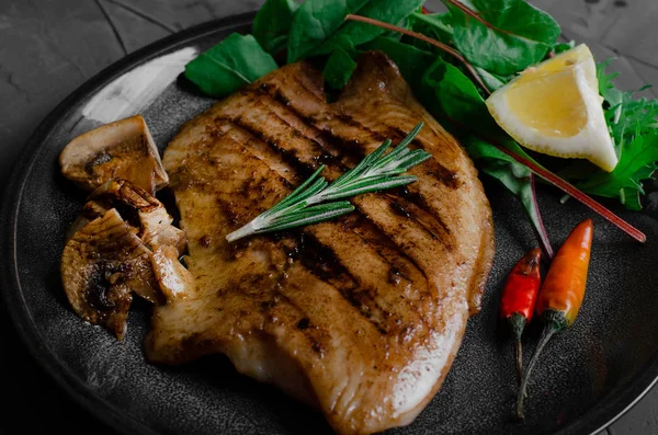 Filet de pește la grătar cu legume BBQ și pe bază de plante — Fotografie, imagine de stoc